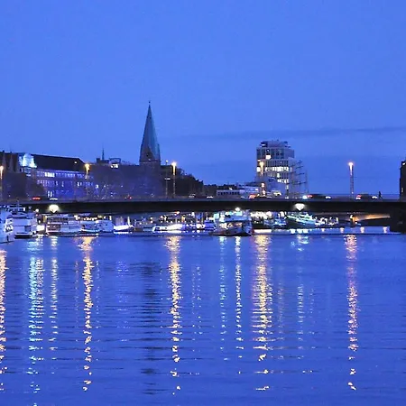 Botel Luxus Yacht Lady Jane City Uberseestadt Bremen