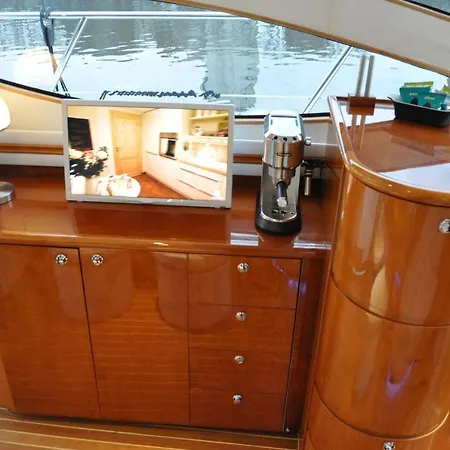 Botel Luxus Yacht Lady Jane City Uberseestadt Bremen